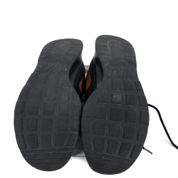 Women’s Nike Tanjun- Black with Gold Check - Picture 6 of 7